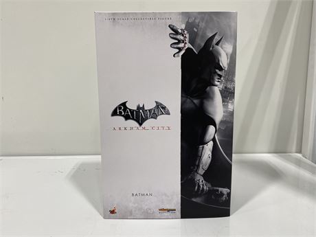 HOT TOYS BATMAN ARKHAM KNIGHT 1:6 SCALE FIGURE (Batarang accessory missing)