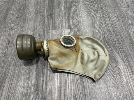 VINTAGE SOVIET 1970’s GAS MASK W/ NEW AIR FILTER