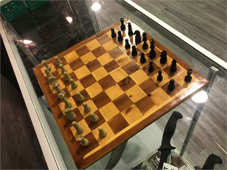 WOOD CHESS BOARD WITH PLASTIC PIECES