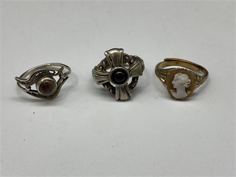 3 VINTAGE RINGS (1 Cameo ring)
