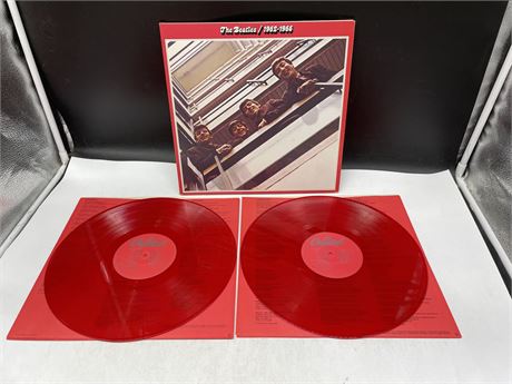 THE BEATLES - 1962-1966 2 LP’S RED VINYLS - EXCELLENT (E)