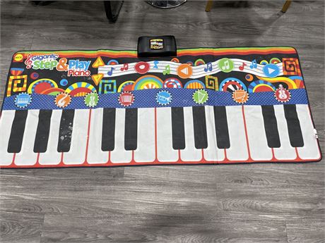 WORKING CHILDRENS GIGANTIC STEP & PLAY PIANO (WORKS) 71”x29”