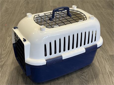 NAVY AND WHITE PET TRAVEL KENNEL 21X16X12”