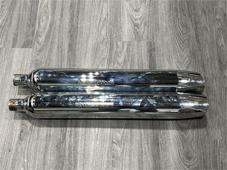 2 LIKE NEW HARLEY DAVIDSON EXHAUST PIPES -