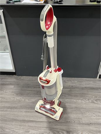SHARK PROFESSIONAL LIFT OFF BAGLESS VACUUM - VERY CLEAN, WORKS GREAT