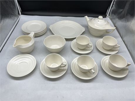 21 PIECES OF WEDGEWOOD MOONSTONE CHINA
