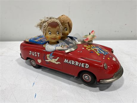 VERY NEAT 1950s JAPANESE BATTERY OP. TIN CAR ‘JUST MARRIED’ 12”