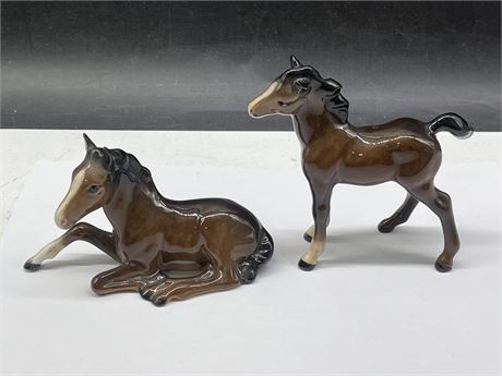 VINTAGE BESWICK LYING DOWN COLT & STANDING BROWN COLT LARGEST 5”