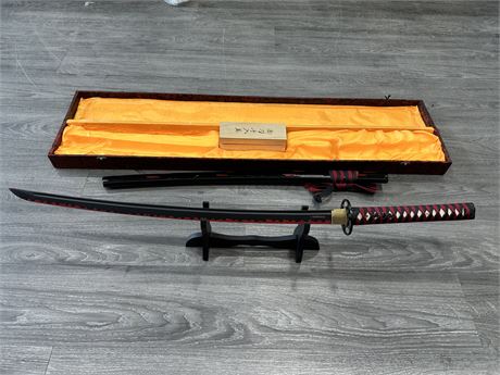 DECORATIVE KATANA IN CASE W/STAND & CLEANING KIT (40”)