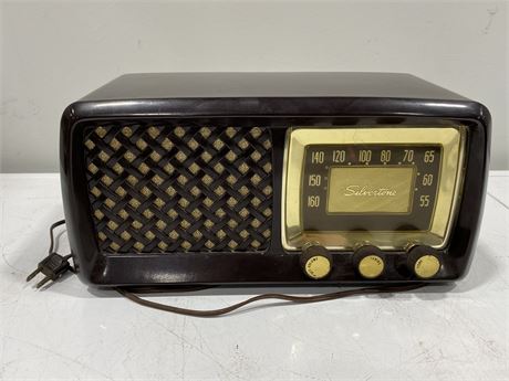 1950s SIMPSON SEARS SILVERTONE BAKELITE RADIO (14” wide)