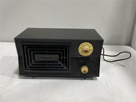 1950s CANADIAN MADE ADMIRAL AM RADIO (Works)
