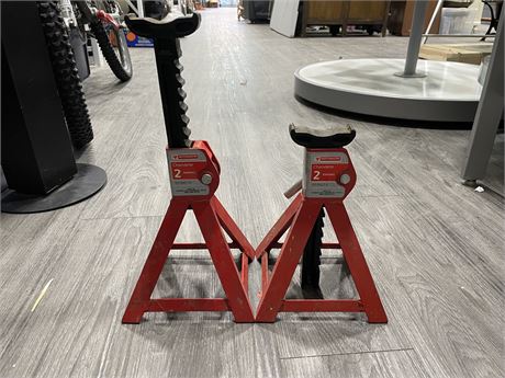 2 MOTOMASTER LOCKING AXLE STANDS