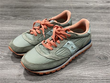 WOMENS SAUCONY SHOES - SIZE 8