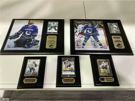 5 CANUCKS PLAQUES WITH PICTURE & CARD