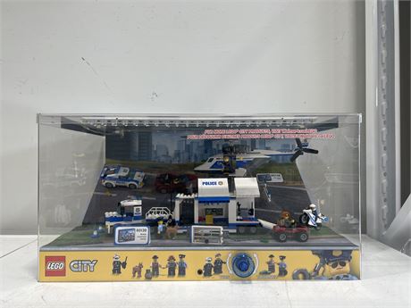 WALMART EXCLUSIVE LEGO STORE DISPLAY W/ MOVABLE PARTS & LIGHTS - 23”x16”x12”
