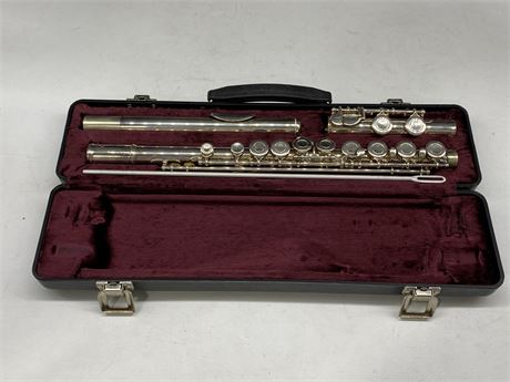 ARMSTRONG 104 FLUTE IN CASE