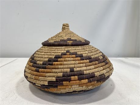 EARLY AMERICAN NATIVE WOVEN BASKET W/ LID - 11” DIAM 9” TALL
