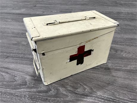 WW2 RED CROSS FIRST AID KIT FULL OF SUPPLIES