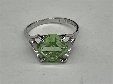 STERLING GREEN QUARTZ RING - SIGNED M WITH ARROWS - SZ 5