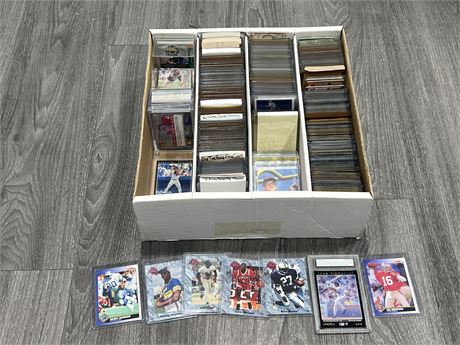 FLAT OF SPORTS CARDS - MANY ROOKIES / STARS - MAJORITY IN TOP LOADERS