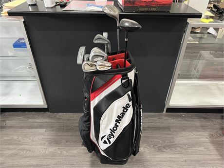 TAYLORMADE GOLF BAG W/ RIGHT HANDED GOLD CLUBS