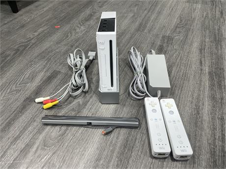 WII COMPLETE W/ CORDS, STAND, & CONTROLLERS