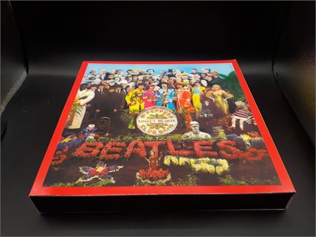 BEATLES - SGT PEPPERS LONELY HEARTS CLUB BAND BOX SET - CD - VERY GOOD CONDITION