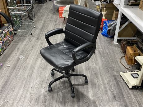 BLACK SWIVEL ADJUSTABLE OFFICE CHAIR ON WHEELS (FULL EXTENSION SEAT PAD IS 21”)
