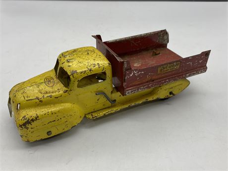 VINTAGE METAL LINCOLN TOYS TRUCK (11” Long)