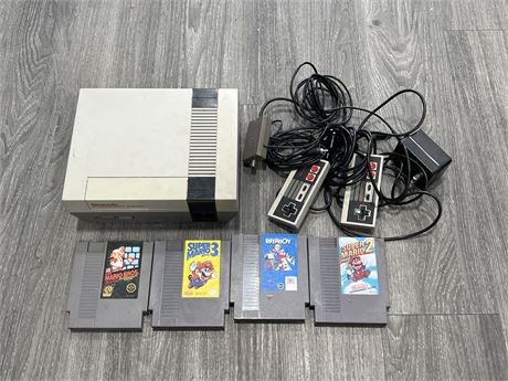NES COMPLETE W/ 4 GAMES