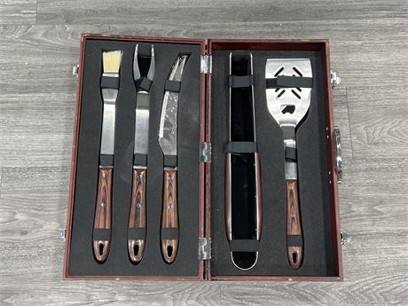NEW BBQ KNIFE / OTHERS SET IN CASE
