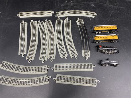 4 COLLECTABLE TRAINS & TRAIN TRACKS
