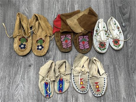5 PAIRS OF VINTAGE MOCCASINS / FOOTWEAR - ASSORTED SIZES