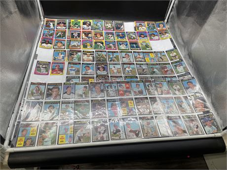 LOT OF VINTAGE O-PEE-CHEE & TOPPS BASEBALL CARDS