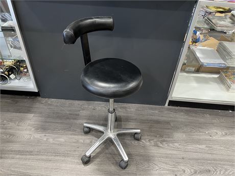 LIKE NEW ROUND PNEUMATIC OFFICE CHAIR
