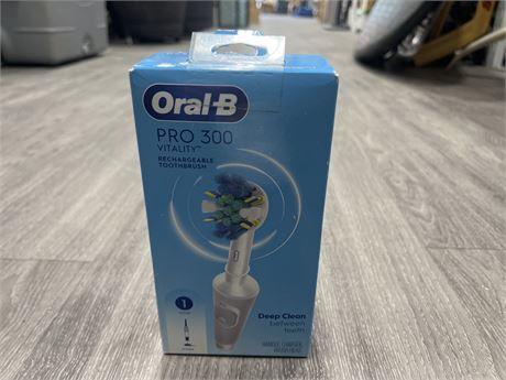 NEW ORAL-B PRO 300 ELECTRIC TOOTH BRUSH