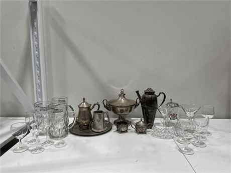 LARGE LOT OF VINTAGE PLATED SILVERWARE / GLASS & CRYSTALWARE