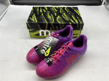(NEW) GIRLS SIZE 5 MITRE SOCCER CLEATS