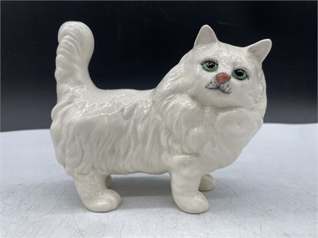 BESWICK WHITE PORCELAIN PERSIAN/MAINE COON CAT 1980’S