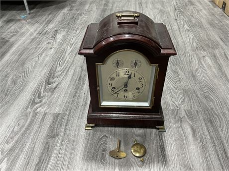1910-20 WORKING GERMAN BRACKET CLOCK, PLAYS TUNE ON THE HOUR - MAHOGANY CASE 15”