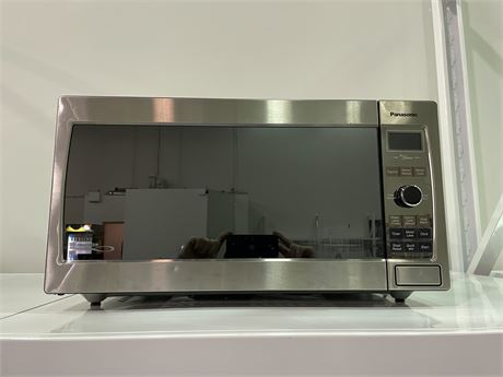 PANASONIC “THE GENIUS” MICROWAVE (LIKE NEW CONDITION/POSSIBLY NEVER USED)
