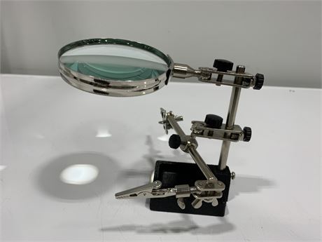 MAGNIFYING GLASS ON STAND W/CLAMPS