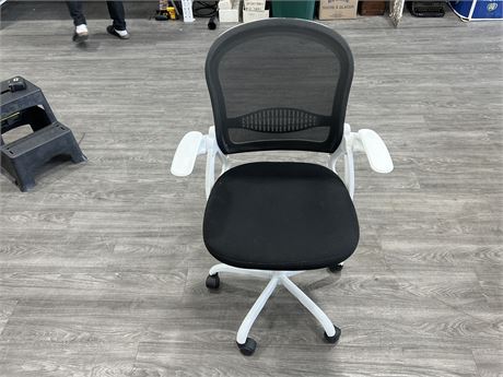 ROLLING ADJUSTABLE OFFICE CHAIR - EXCELLENT CONDITION