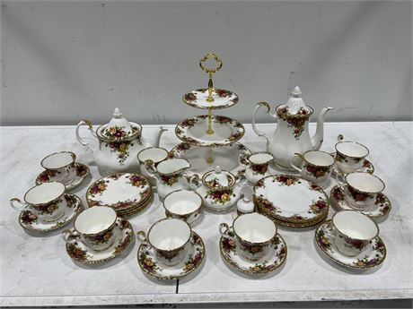 (NEW) 38 PIECE ROYAL ALBERT OLD COUNTRY ROSE CHINA SET - EXCELLENT CONDITION