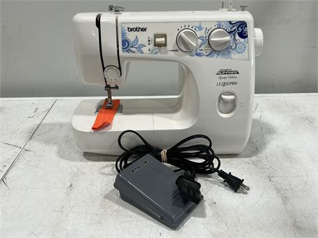 BROTHER PROJECT RUNWAY LIMITED EDITION SEWING MACHINE - WORKS