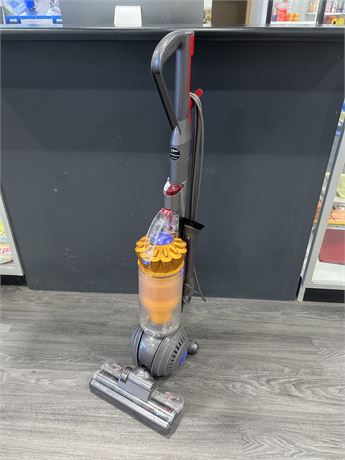 DYSON DC 42 BALL VACUUM - WORKING BUT BOTTOM ROTATING SWEEPER DOESNT WORK