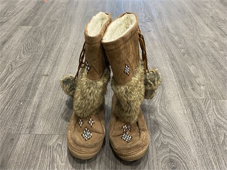 ZIGINNY MOCCASIN BOOTS - SIZE 8.5