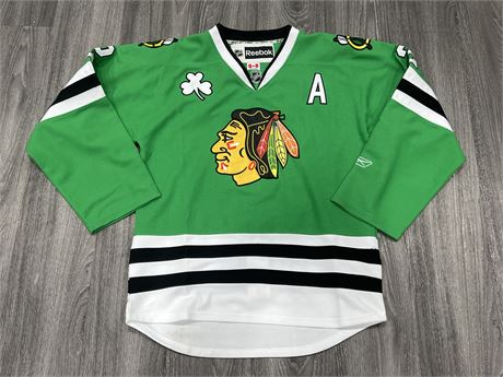 CHICAGO BLACKHAWKS DUNCAN KEITH ST. PATTYS JERSEY W/ FIGHT STRAP - SIZE 48
