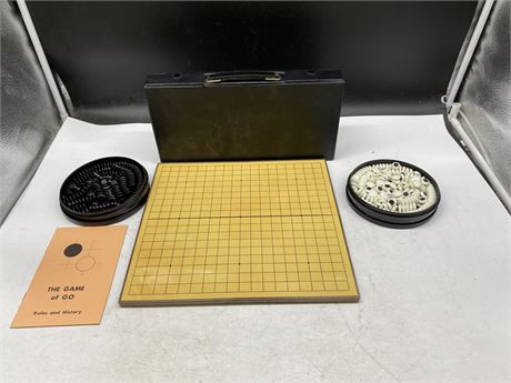 VINTAGE THE GAME OF GO IN CASE