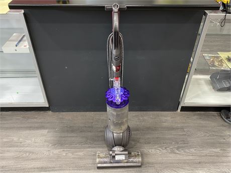 DYSON BALL VACUUM - WORKING / NEEDS CLEANING